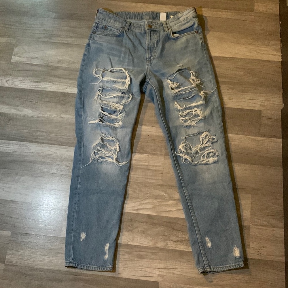 ripped high-waisted jeans (look really good on the booty)